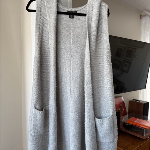 Tahari Sweaters - Tahari Light Gray Knit Sweater